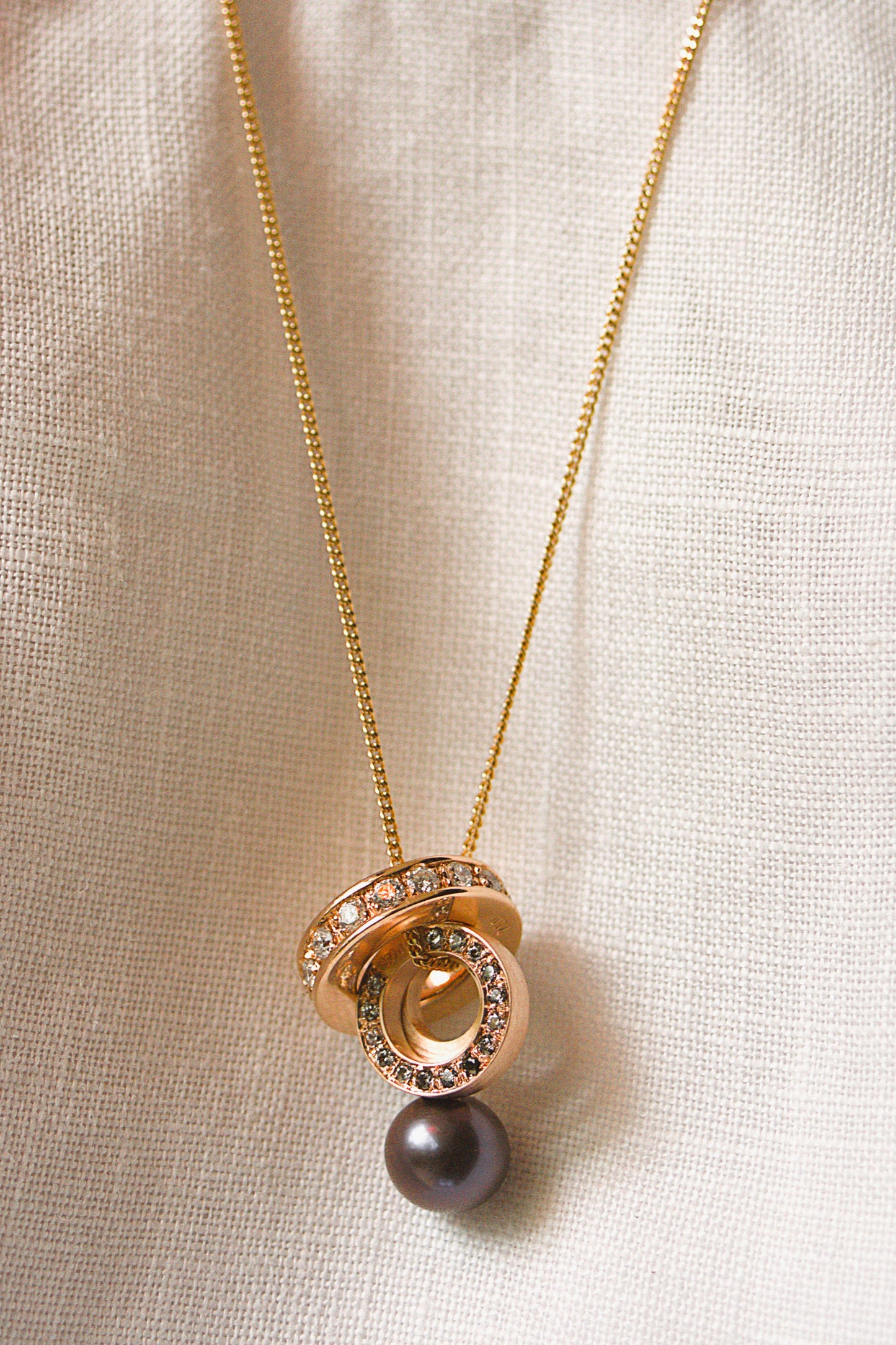 Solix Oro Rojo 18k + 1.12 ktes brillantes y perla de Thaiti