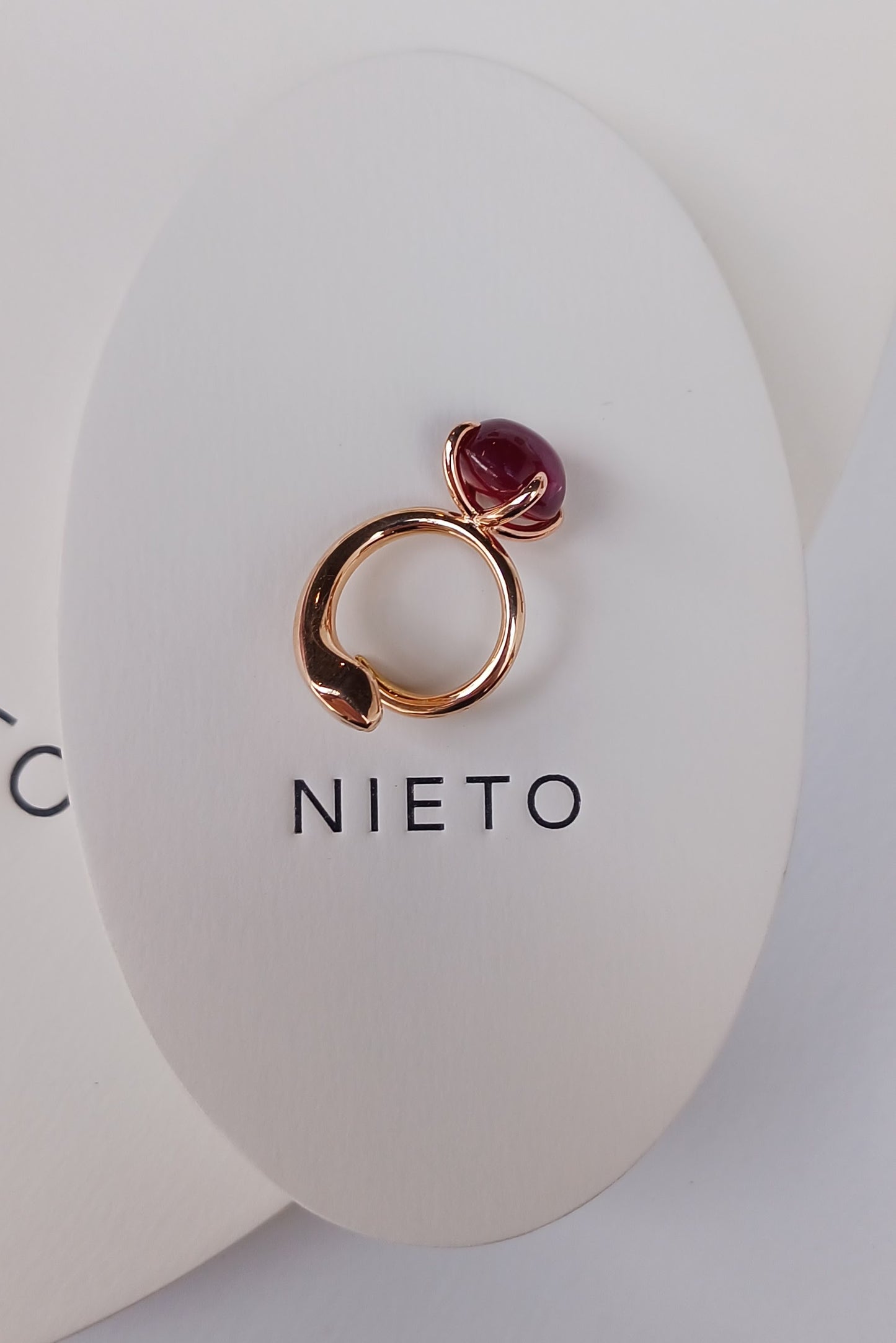 Anillo de Rubí y Oro rojo 18K