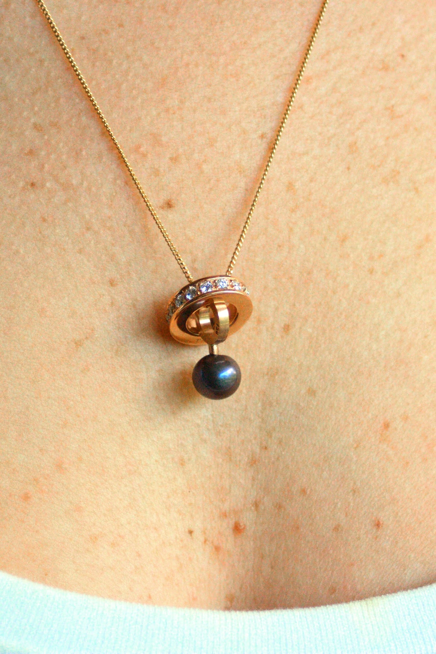 Solix Oro Rojo 18k + 1.12 ktes brillantes y perla de Thaiti